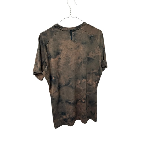 Lululemon Mens Shirt Size M Brown Tan Tie Dye License To Train L98-021-LTT - Picture 2 of 6